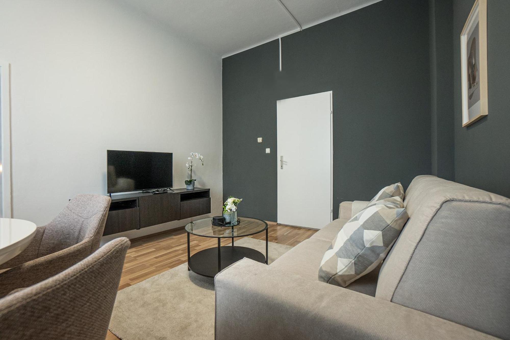 Apartment Cozy 1-br With A King Bed In A Calm Area *